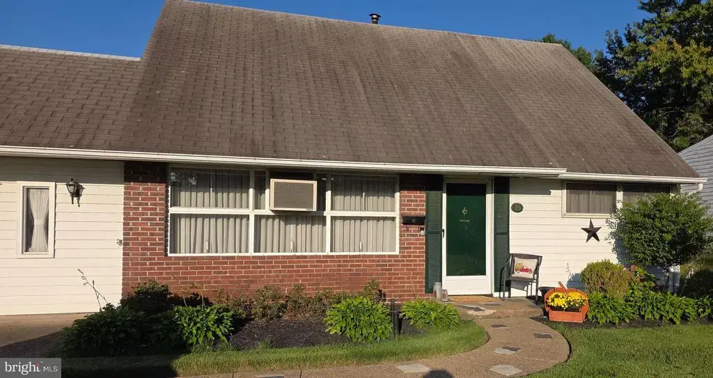 15 Venture Ln, LEVITTOWN