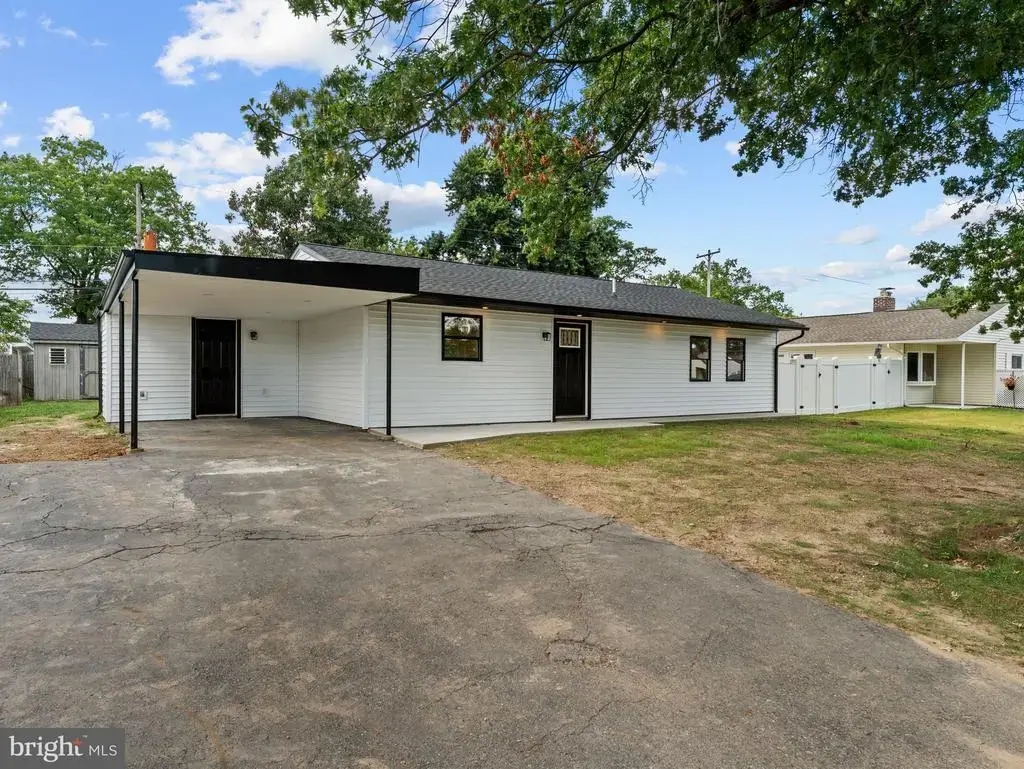 23 Flower Ln, LEVITTOWN