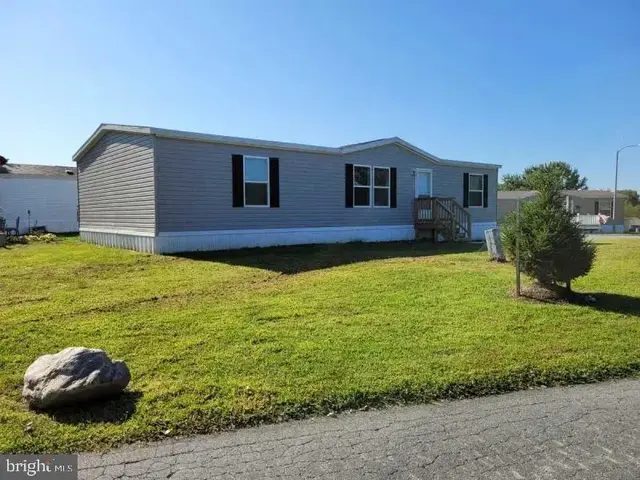 601 Village Dr, Middletown