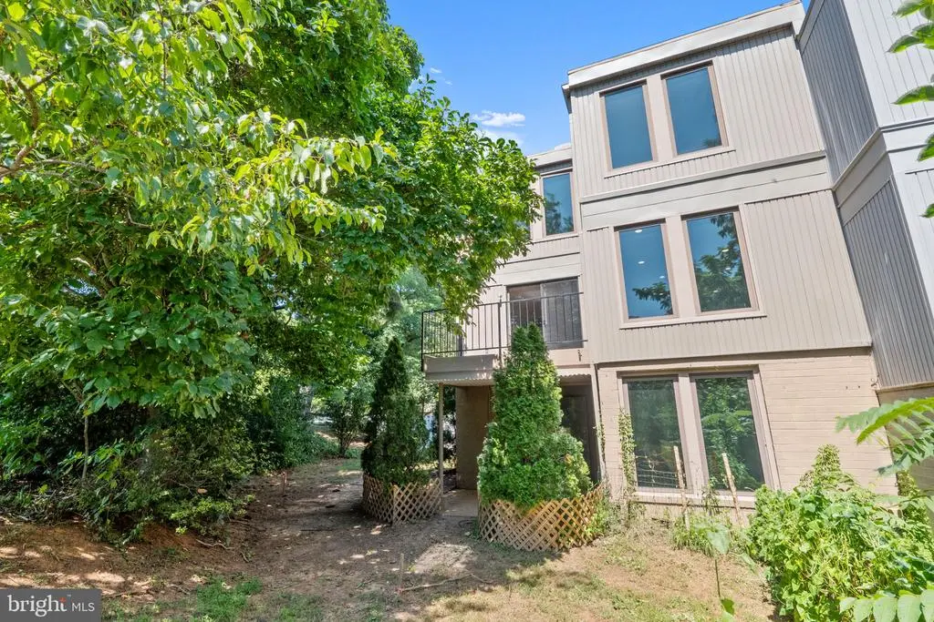 1806 N Shore Ct, RESTON