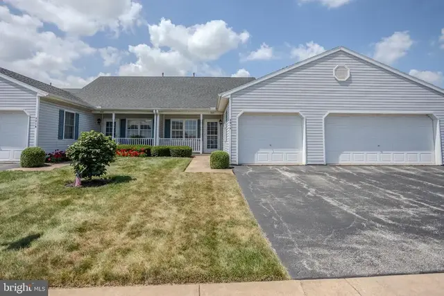 3016 Village W Cir, York