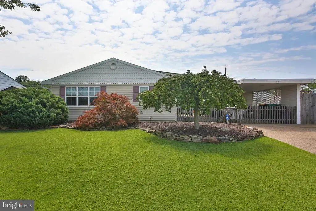 54 Leisure Ln, LEVITTOWN