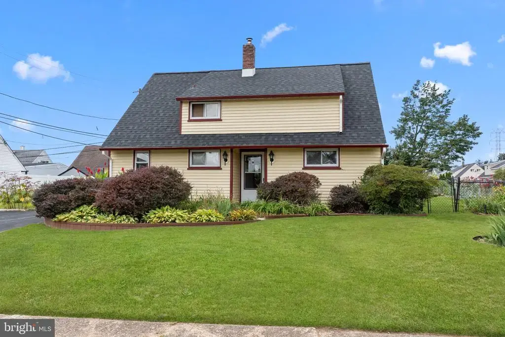 67 Greenbriar Rd, LEVITTOWN