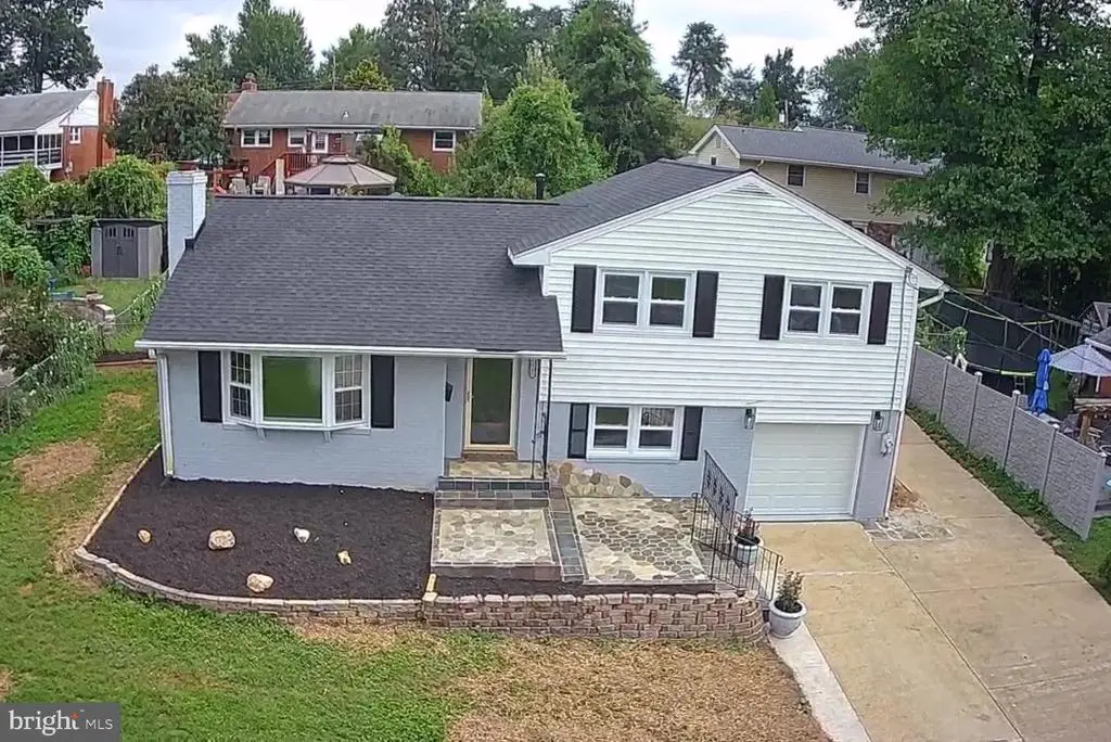 7102 Jayhawk St, ANNANDALE