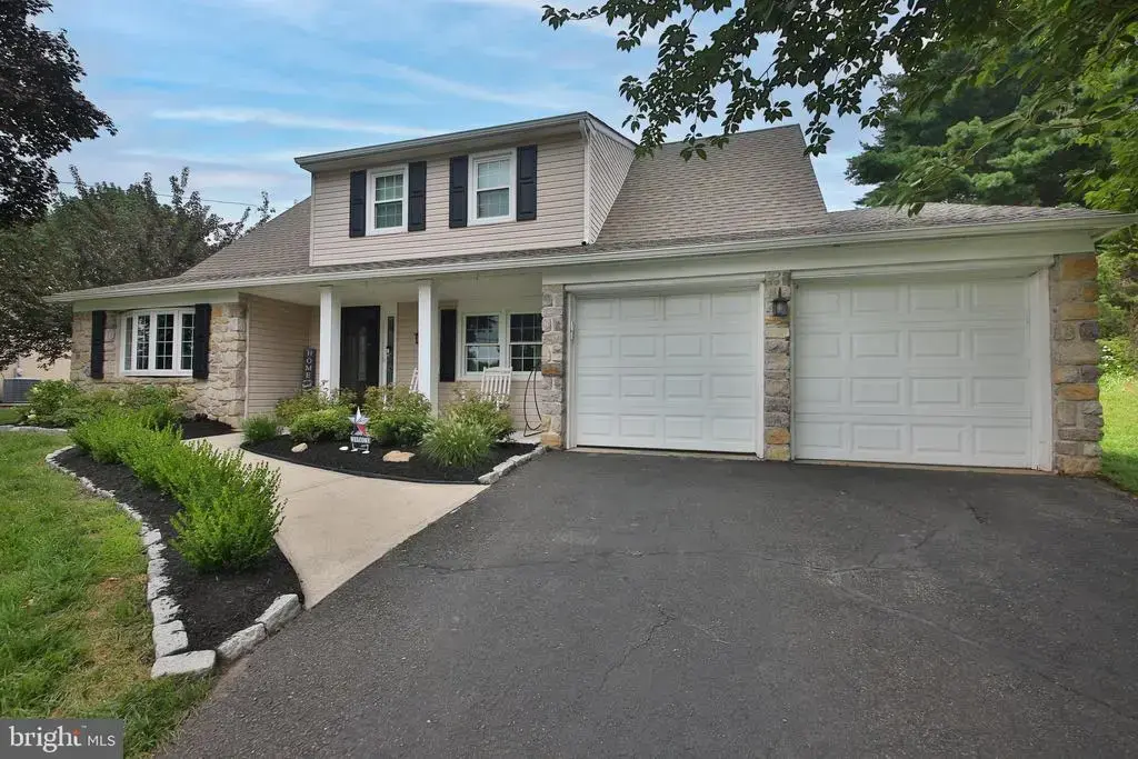 55 Longview Dr, SOUTHAMPTON