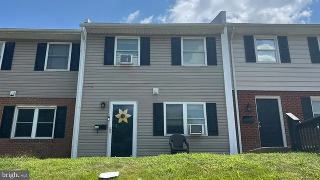 1045 S Main St, Woodstock