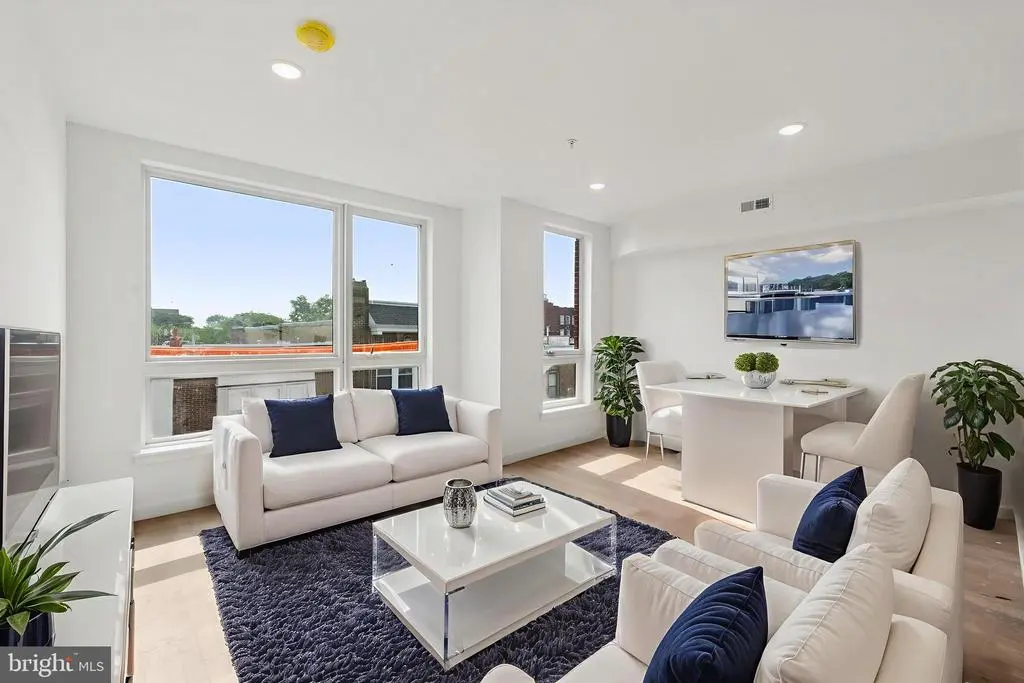 754 S 4th St #301, PHILADELPHIA