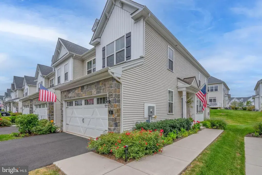 18 Lacey Ln, WARMINSTER