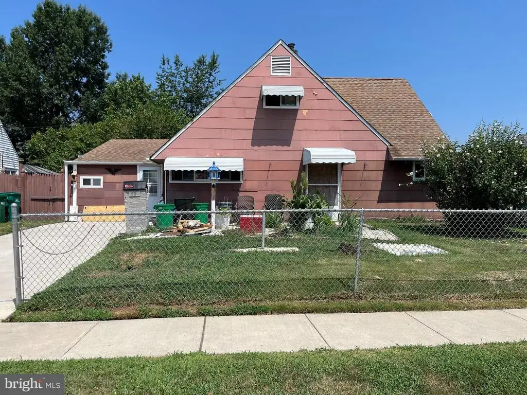 50 Autumn Ln, LEVITTOWN