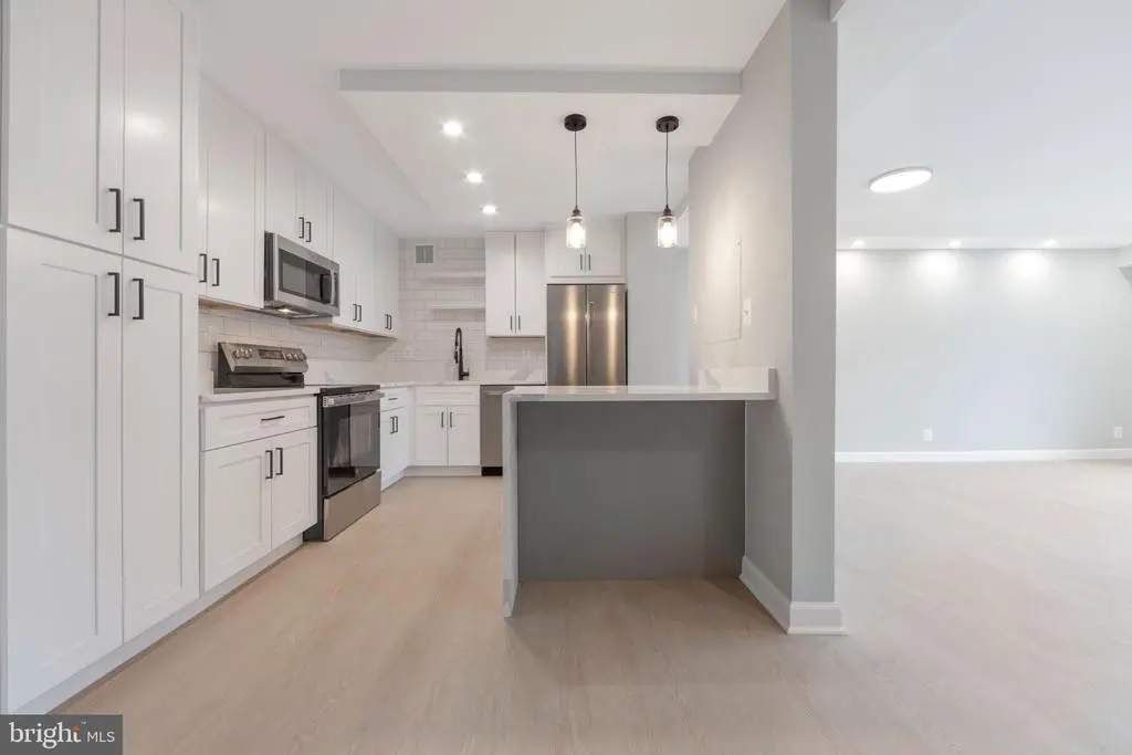 205 Yoakum Pkwy #516, ALEXANDRIA