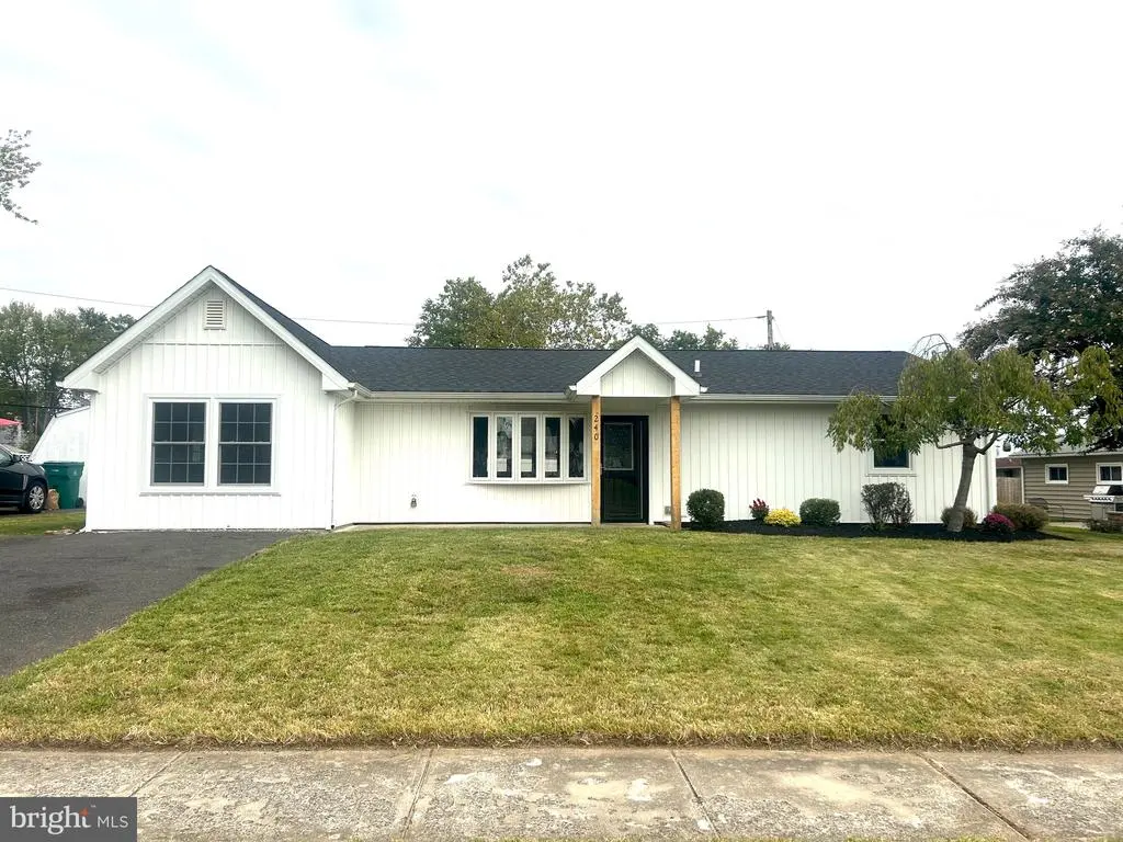 240 Goldenridge Dr, LEVITTOWN