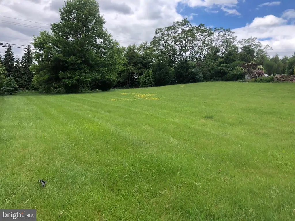 2741 Primrose Ln N, York