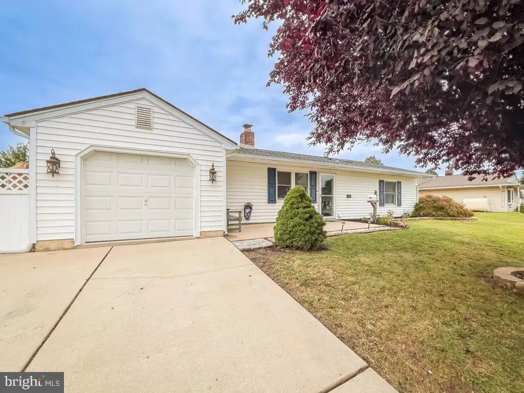 11 Palm Ln, LEVITTOWN