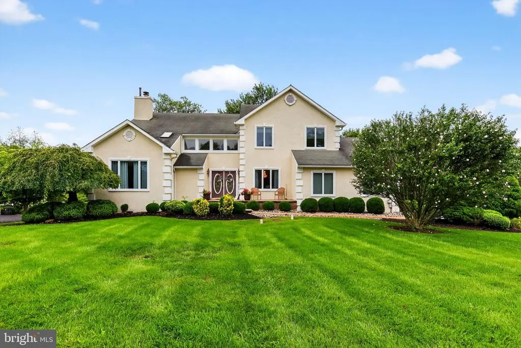 16 Dogwood Dr, BURLINGTON