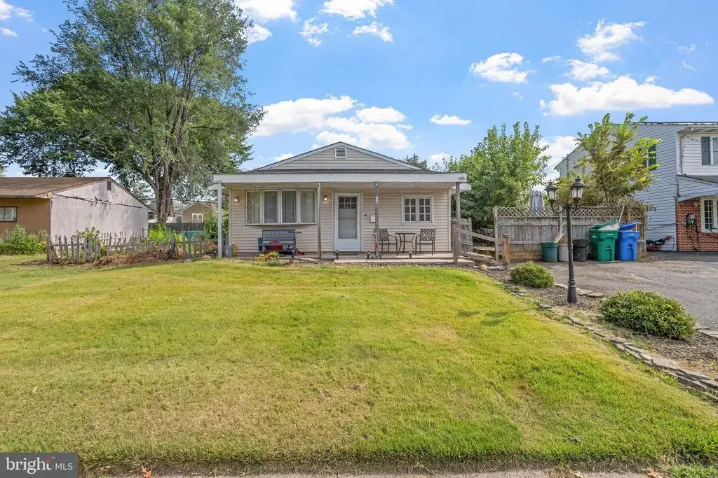 12 Marigold Cir, LEVITTOWN