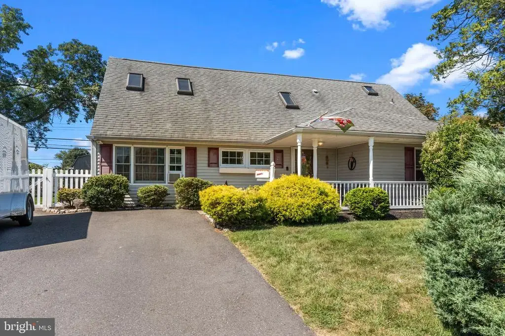 21 Downhill Rd, LEVITTOWN