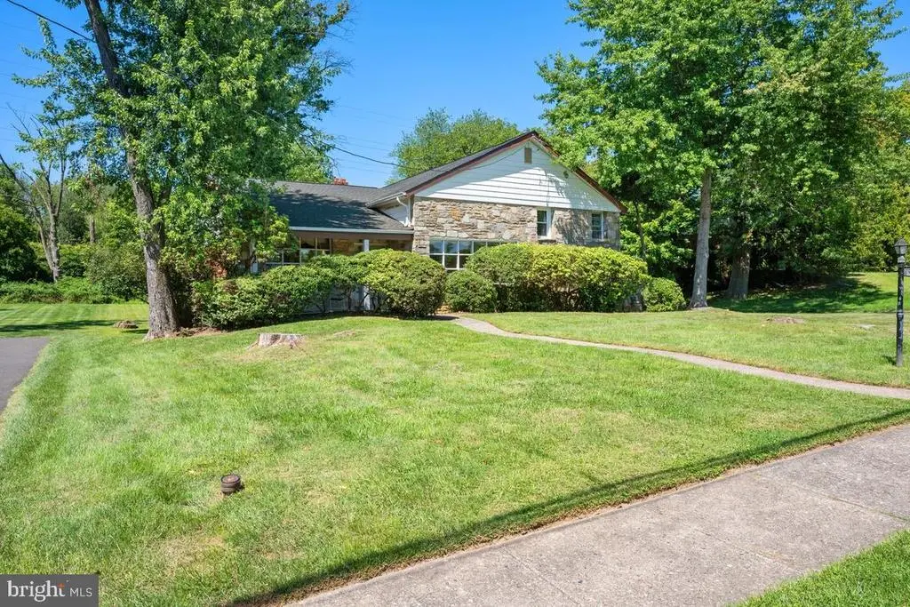 1943 Fawn Dr, GLENSIDE