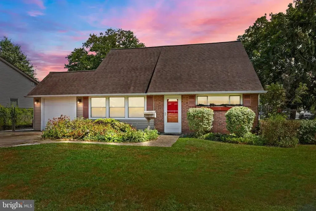 16 Vividleaf Ln, LEVITTOWN