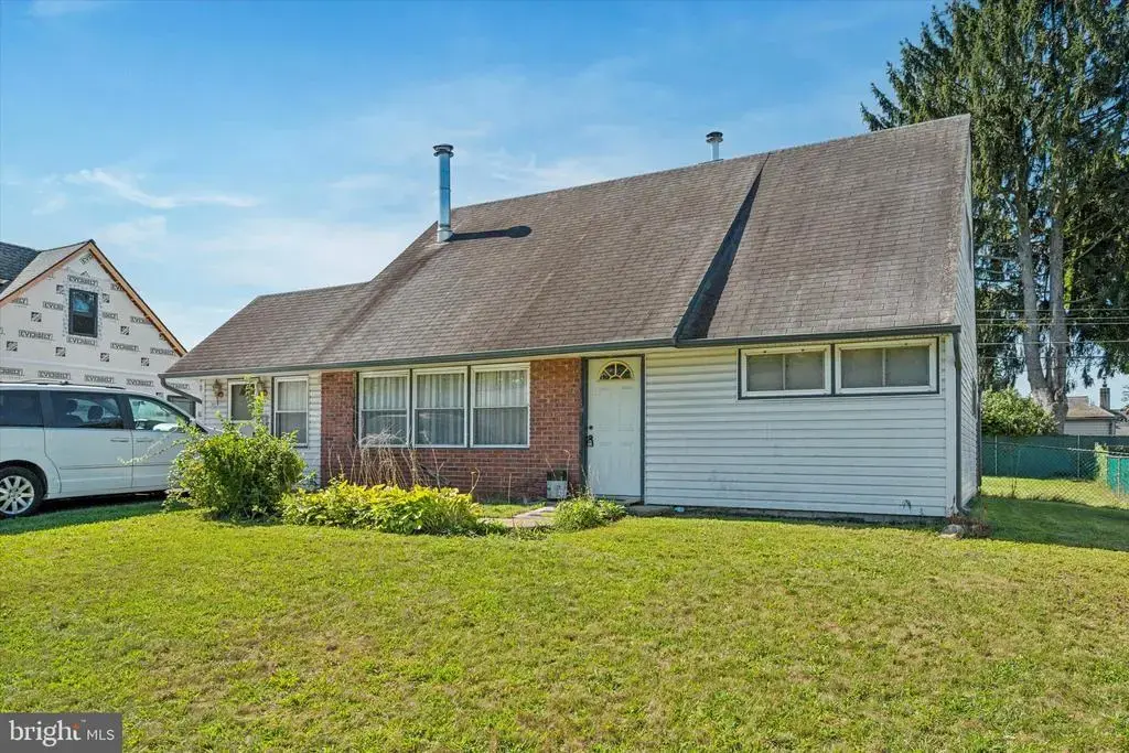 31 Quickset Rd, LEVITTOWN