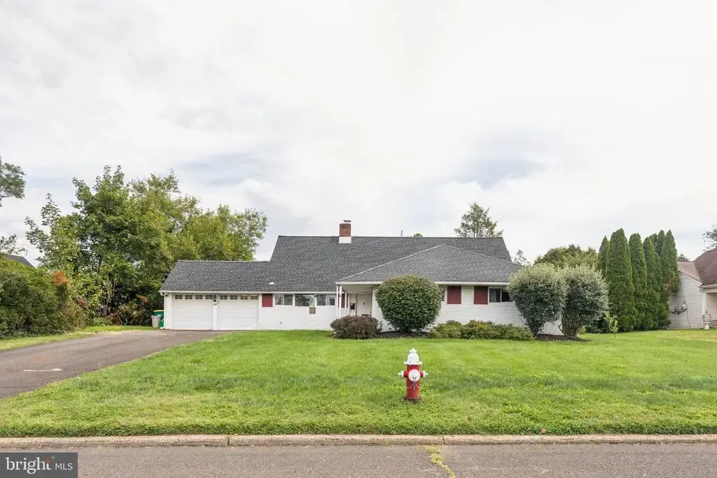 28 Rust Hill Rd, LEVITTOWN