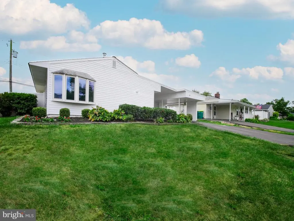 69 Tulip Ln, Levittown