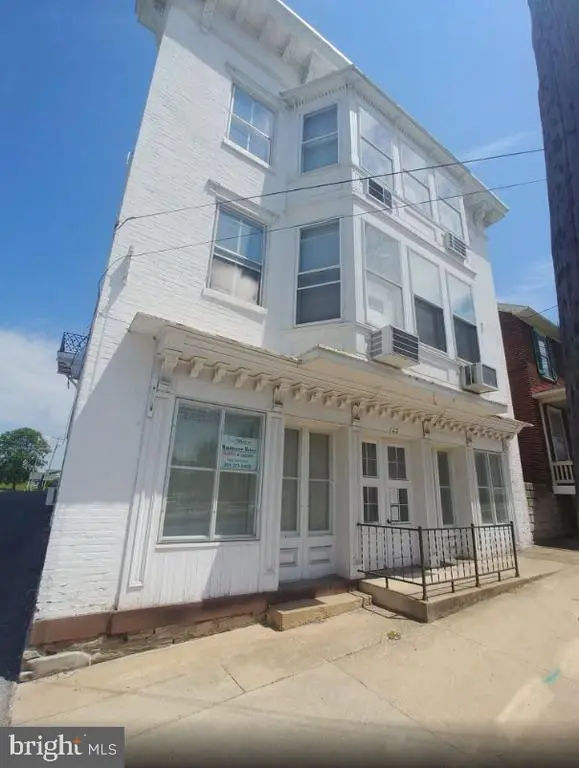 123 Main St W, Middletown