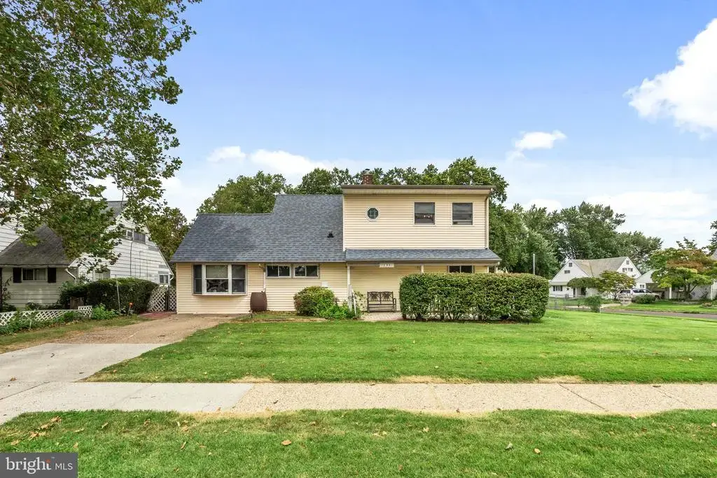 131 Everturn Ln, LEVITTOWN