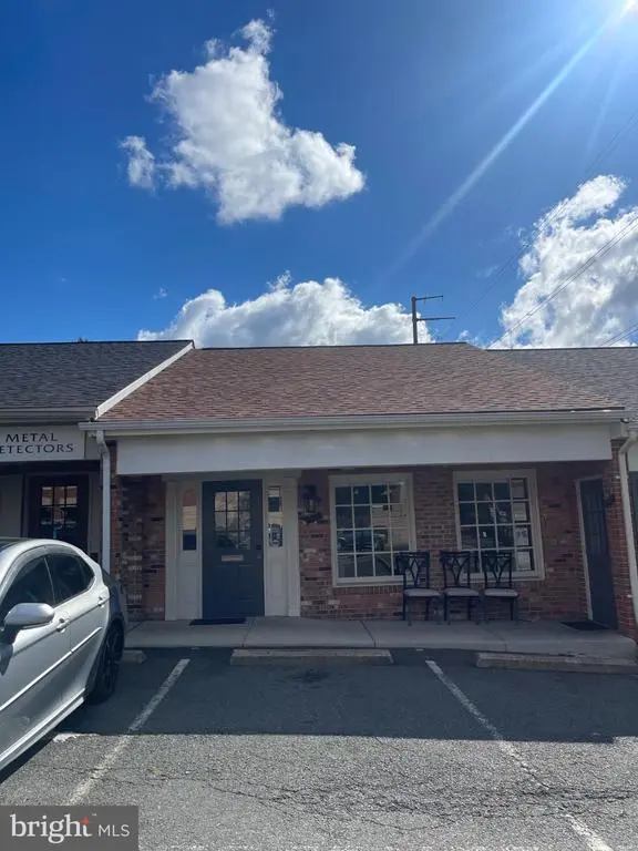 9437 Main St, Manassas