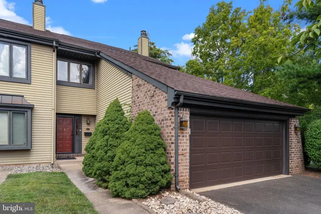 2 Farmington Pl, NEWTOWN