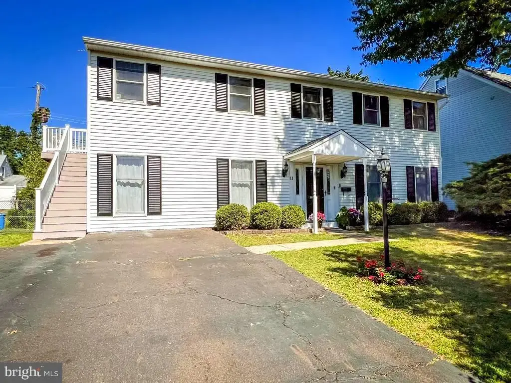11 Vividleaf Ln, LEVITTOWN