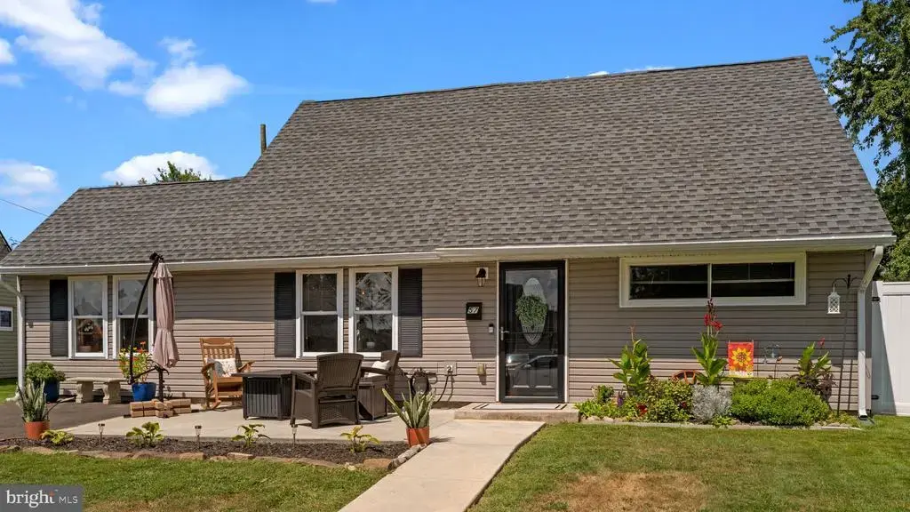 57 Island Rd, LEVITTOWN