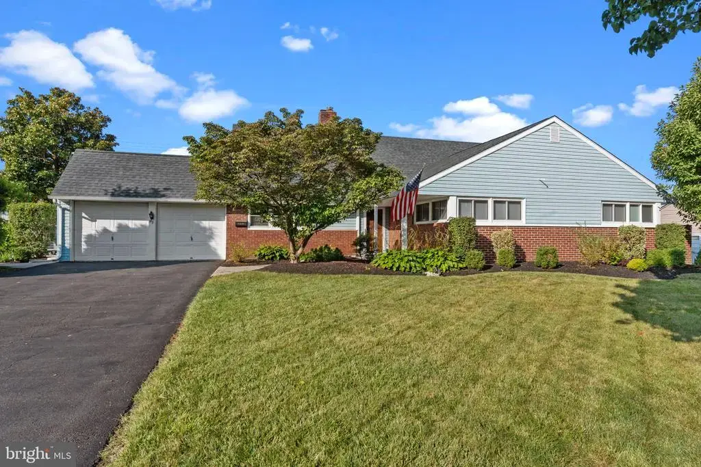 93 Flamehill Rd, LEVITTOWN