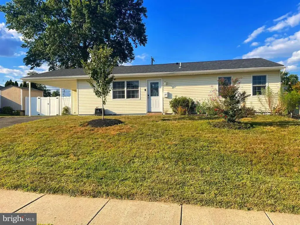 12 Tanglewood Ln, LEVITTOWN