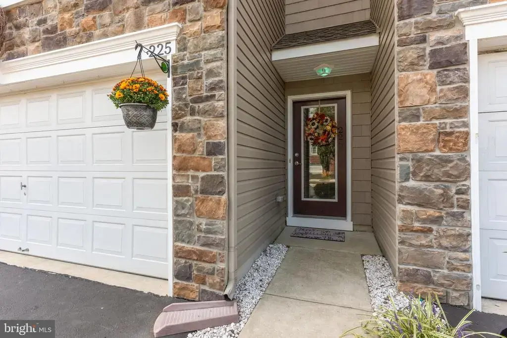 225 Saddlebrook Dr, BENSALEM