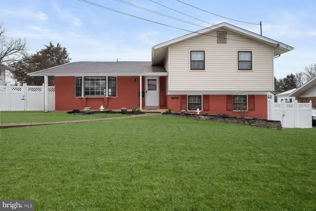 11828 Enid Dr, Potomac