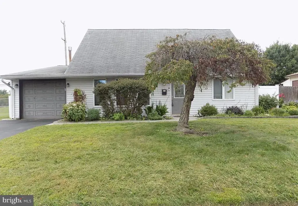 78 Harmony Rd, LEVITTOWN