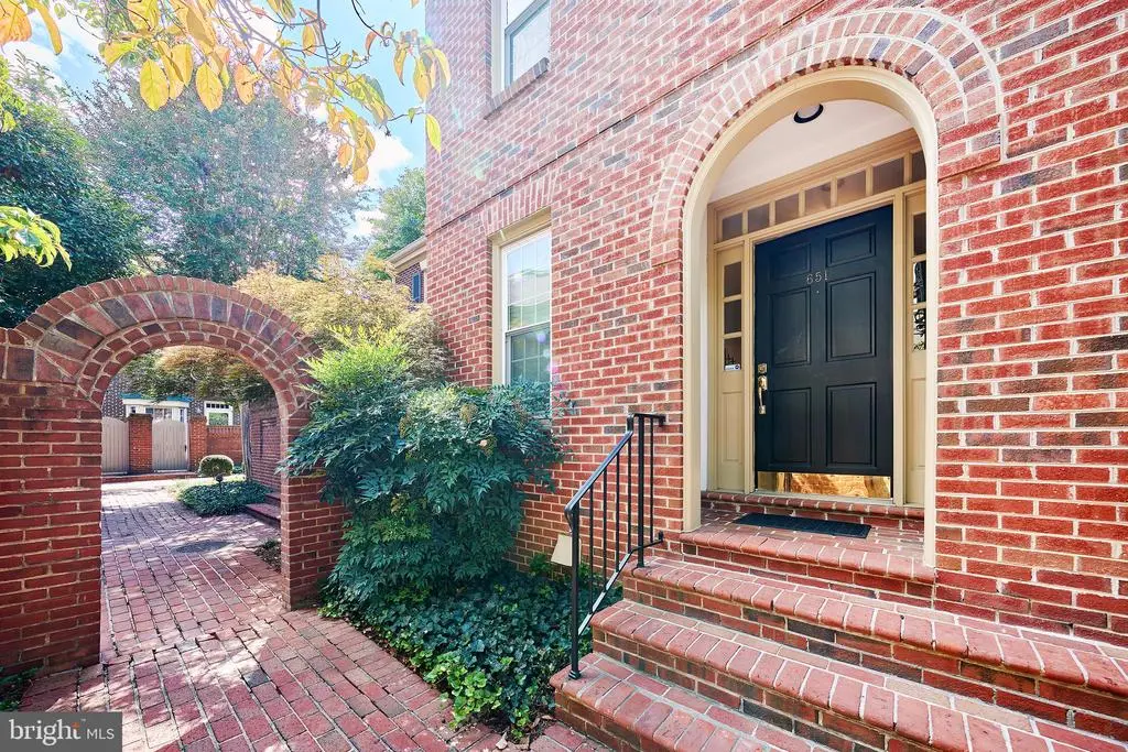 651 S Columbus St, Alexandria