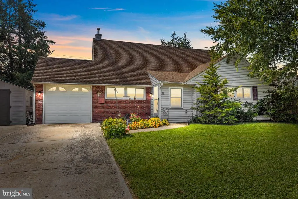 11 Hilltop Rd, LEVITTOWN