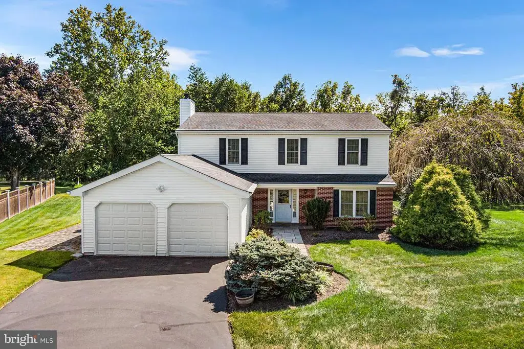13 S Lancaster Ln, NEWTOWN