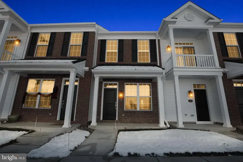10 Ivy Ln, LEVITTOWN