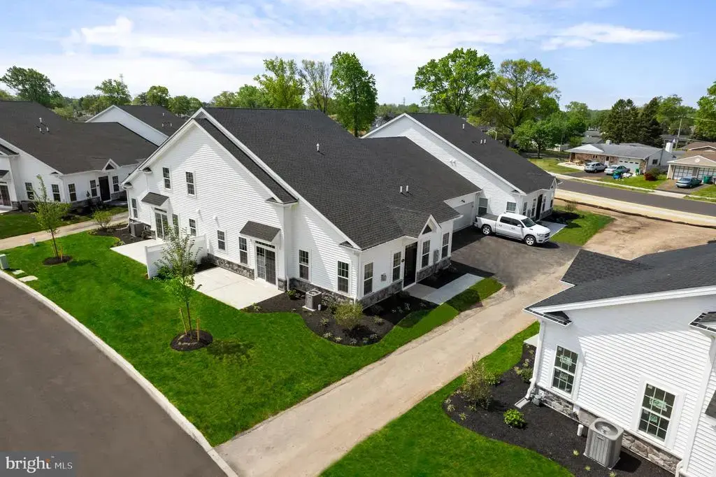 35 Cedar Cir, LEVITTOWN