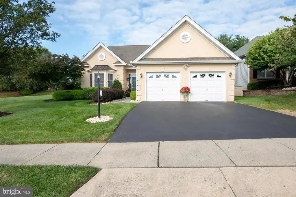 102 Keenan Ln, HOLLAND