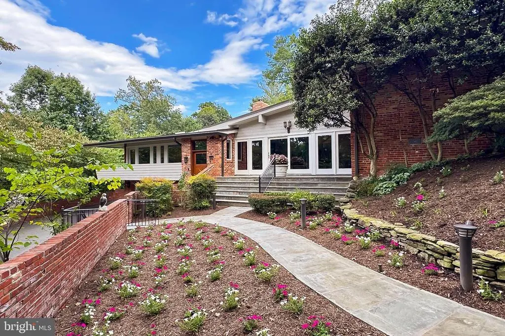 1753 Army Navy Dr, ARLINGTON