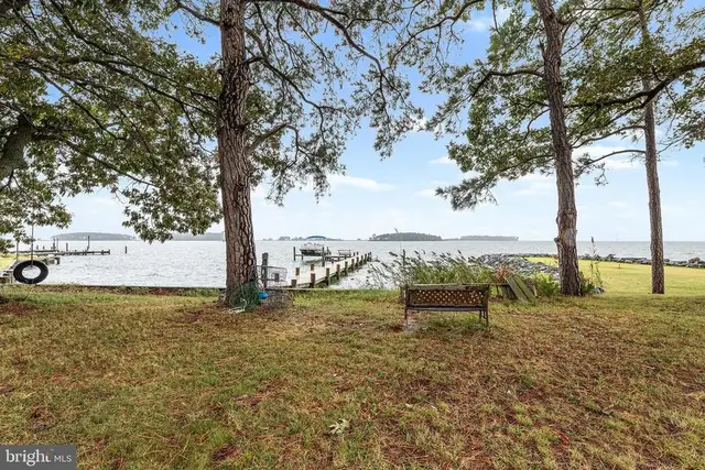 6138 Twin Point Cove Rd, Cambridge