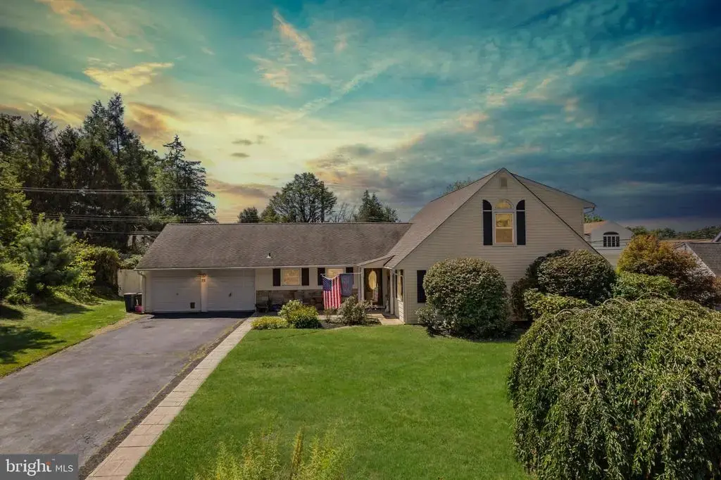 75 Flamehill Rd, LEVITTOWN