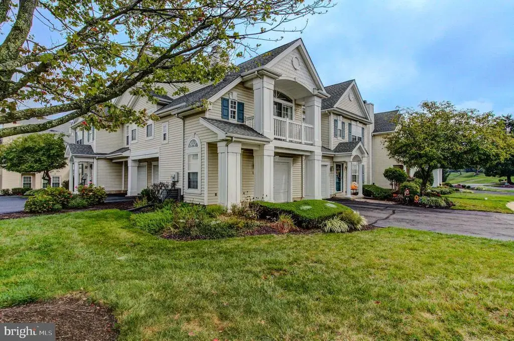 202 Strawberry Ct, WARWICK