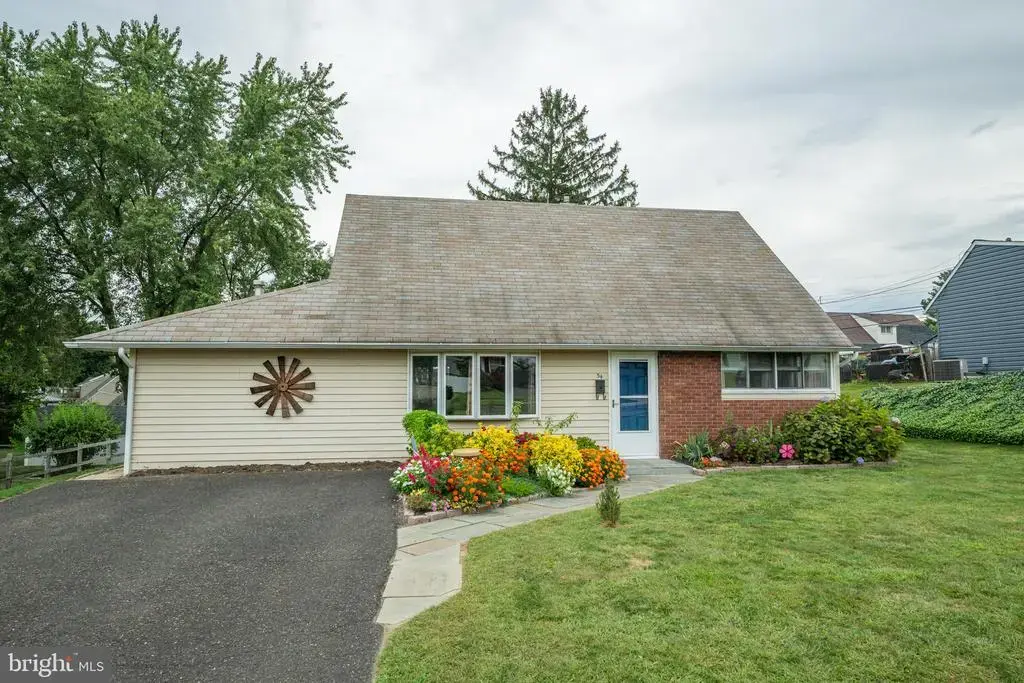 34 Haven Rd, LEVITTOWN
