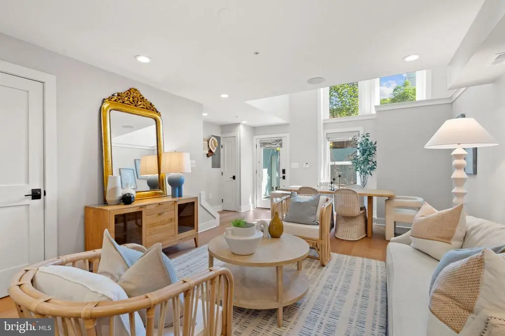 910 9th St Ne #1, Washington