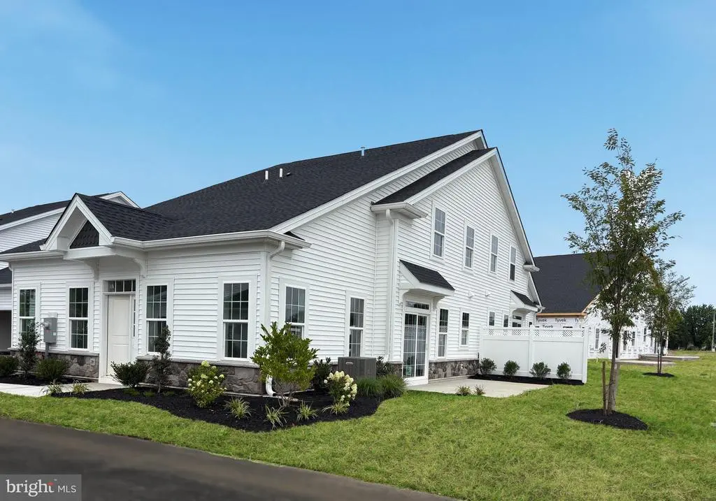 55 Cedar Cir, LEVITTOWN