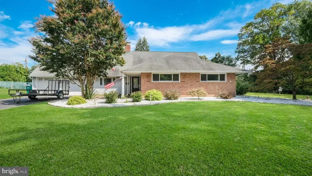 2 Firebush Rd, LEVITTOWN